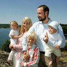 The Crown Prince and Crown Princess with their family (Photo: Bjørn Sigurdsøn, Scanpix)